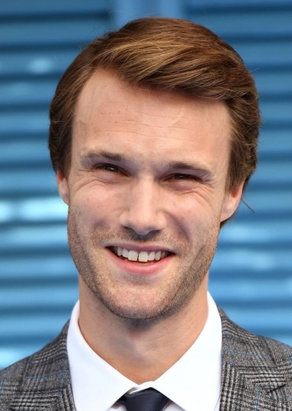 Hugh Skinner photo