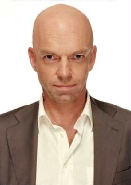Hugo Weaving