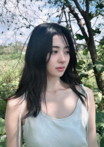 Huh Yunjin photo