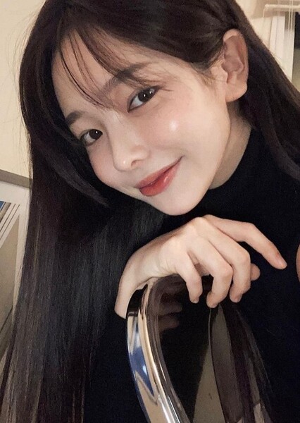Hwa Min photo