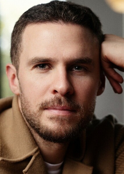 Iain De Caestecker photo