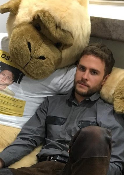Iain De Caestecker photo