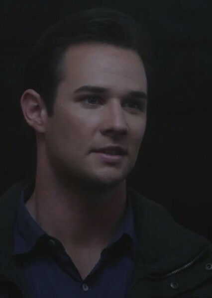 Ian Thomas (PLL) photo