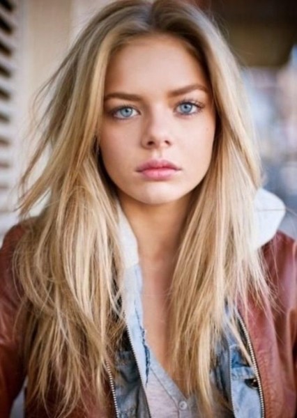 Indiana Evans photo