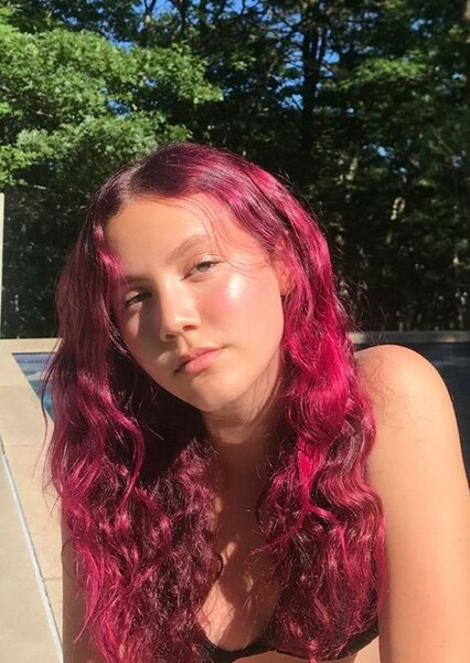 Iris Apatow photo