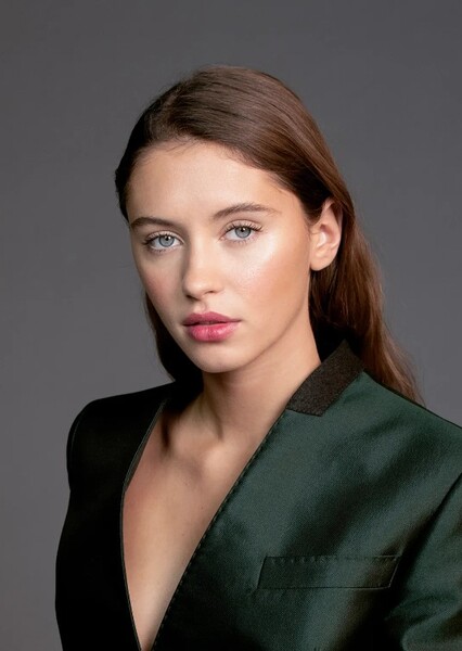 Iris Law photo
