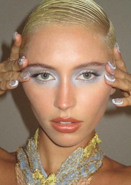 Iris Law photo