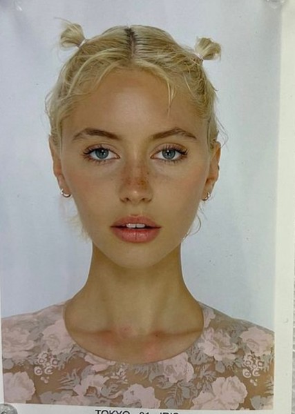 Iris Law photo