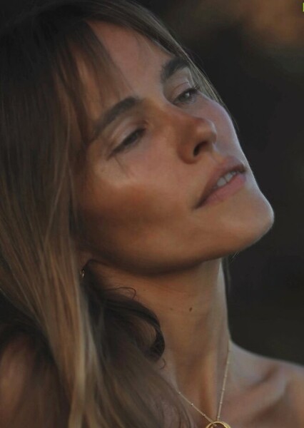 Isabel Lucas photo