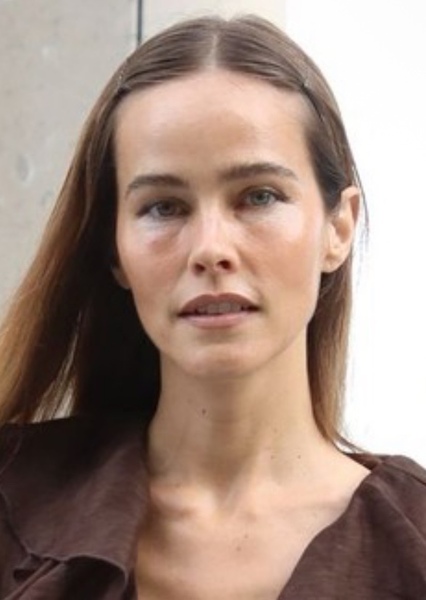 Isabel Lucas photo