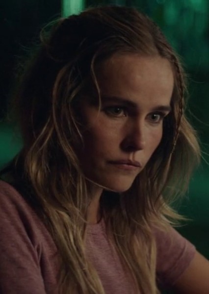 Isabel Lucas photo