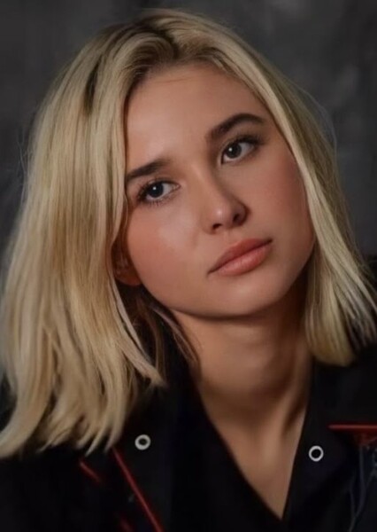 Isabel May photo
