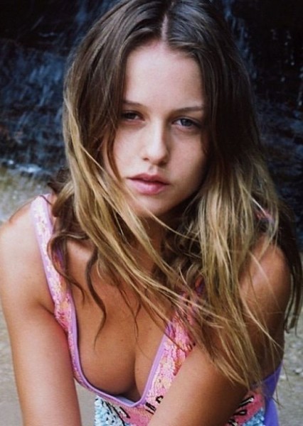 Isabelle Cornish photo