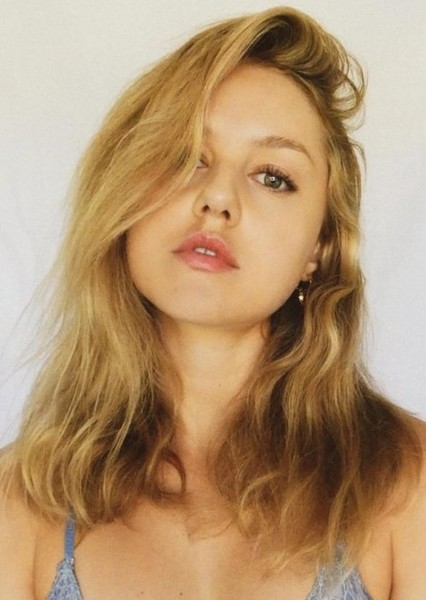 Isabelle Cornish photo