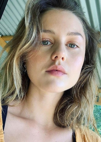 Isabelle Cornish photo