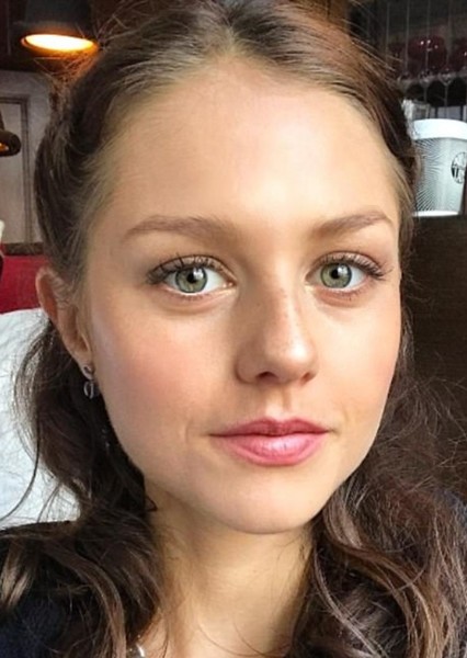 Isabelle Cornish photo