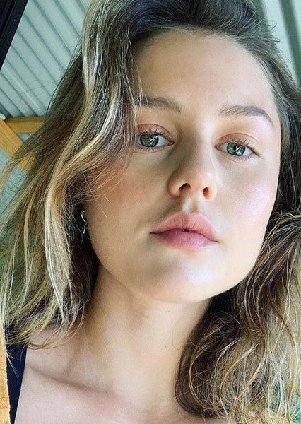 Isabelle Cornish photo