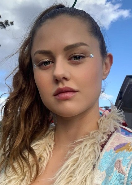 Isabelle Cornish photo