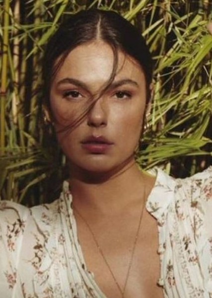 Isis Valverde photo