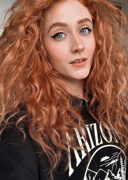 Janet Devlin photo