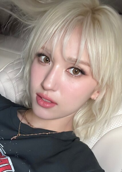 Jeon Somi photo