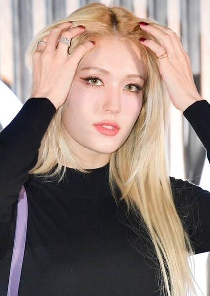 Jeon Somi photo