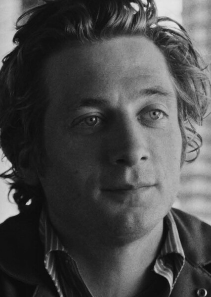 Jeremy Allen White photo