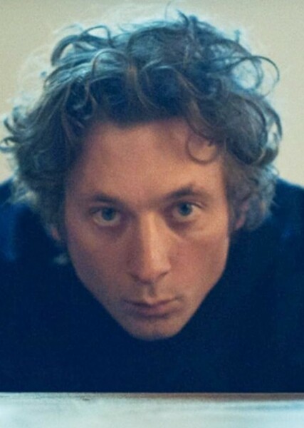 Jeremy Allen White photo