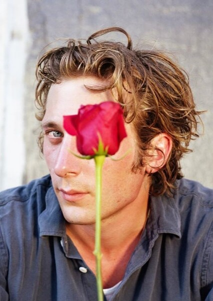 Jeremy Allen White photo