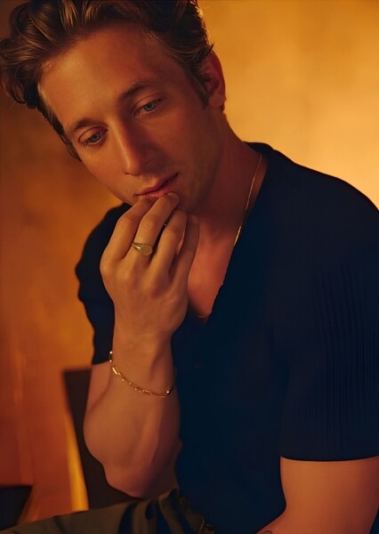 Jeremy Allen White photo
