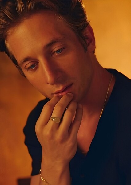 Jeremy Allen White photo