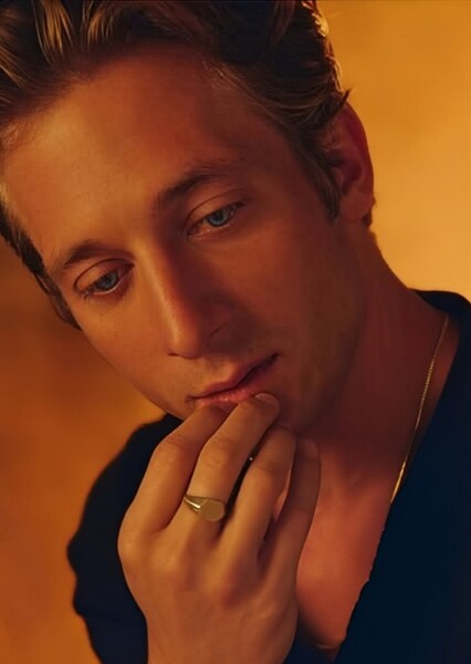 Jeremy Allen White photo