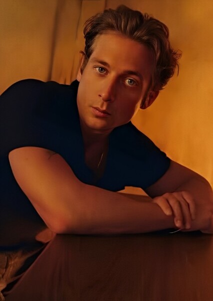 Jeremy Allen White photo