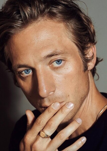 Jeremy Allen White photo