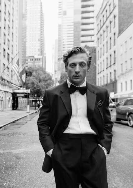 Jeremy Allen White photo