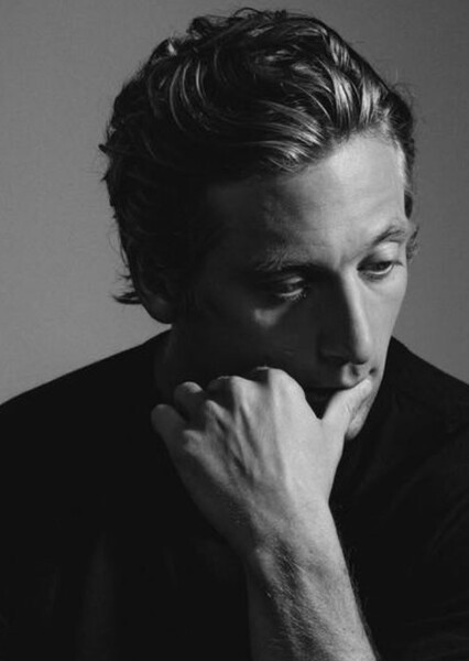 Jeremy Allen White photo