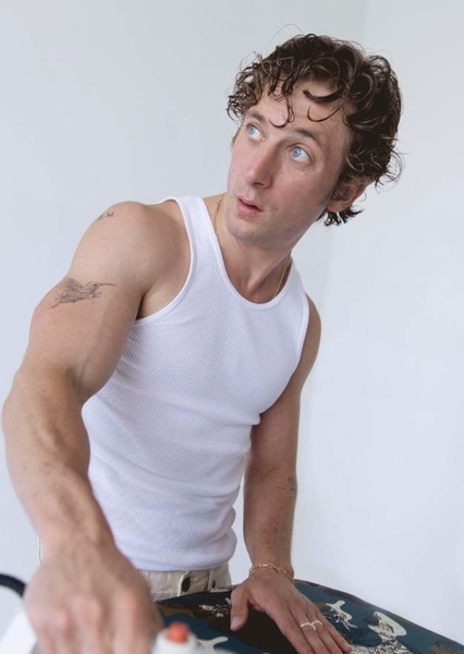 Jeremy Allen White photo