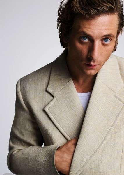 Jeremy Allen White photo