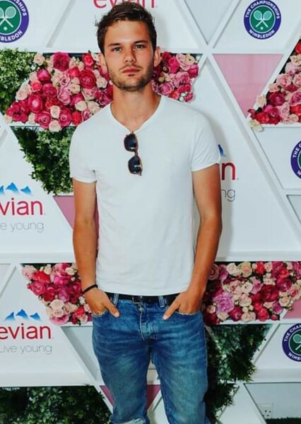 Jeremy Irvine photo