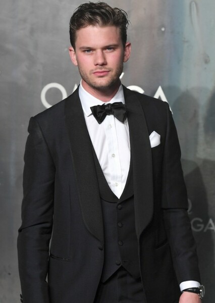 Jeremy Irvine photo