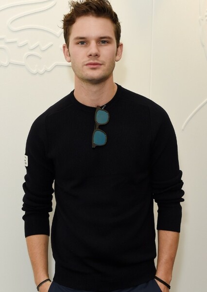 Jeremy Irvine photo