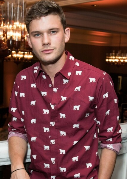 Jeremy Irvine photo