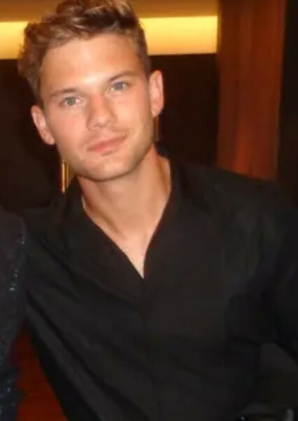 Jeremy Irvine photo