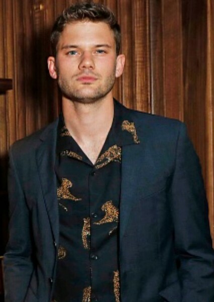 Jeremy Irvine photo