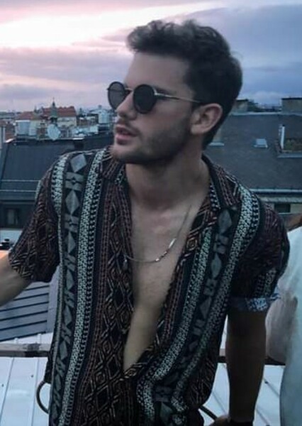 Jeremy Irvine photo