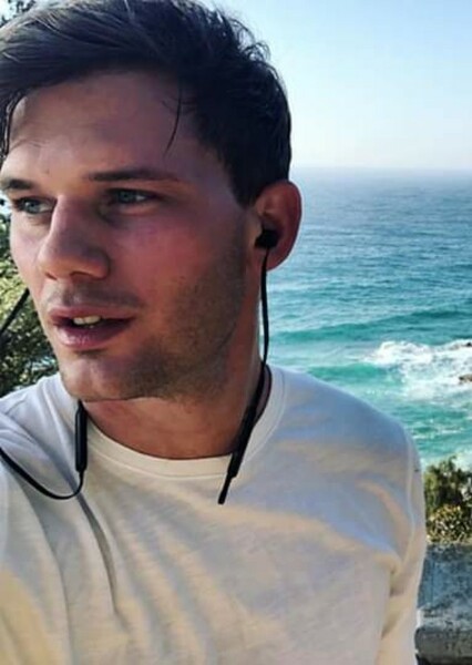 Jeremy Irvine photo