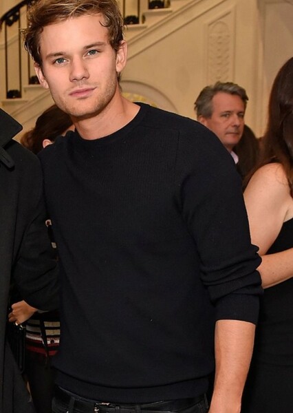 Jeremy Irvine photo