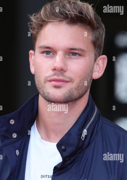 Jeremy Irvine photo