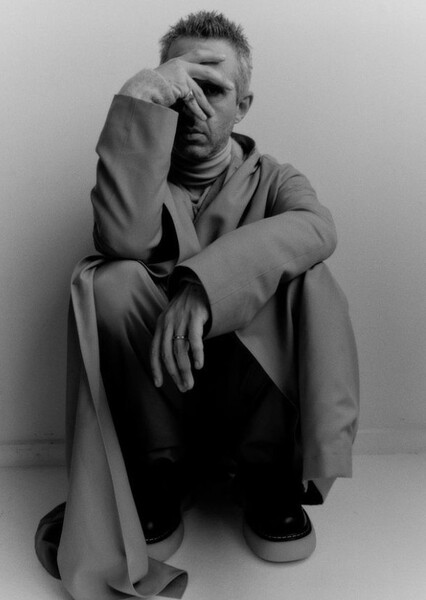 Jeremy Strong photo