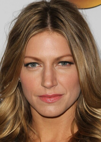 Jes Macallan photo